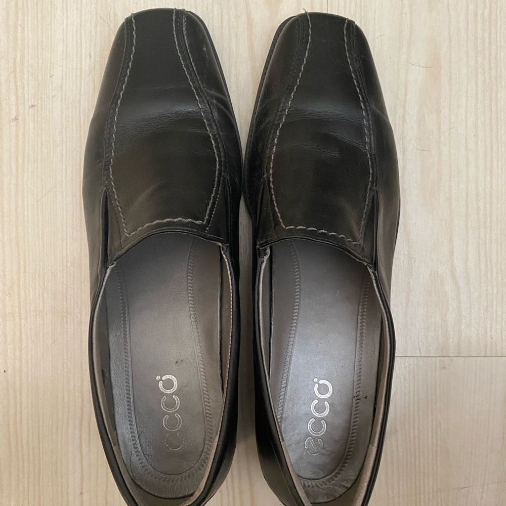 Women’s black Ecco slide on shoes. Size EU 39.